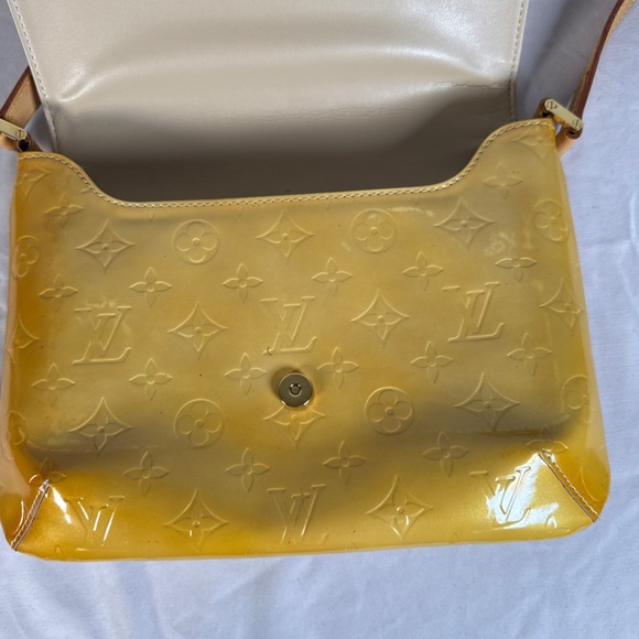 Louis Vuitton Yellow Vernis
Thompson Street Shoulder Bag
Authentic Vintage EUC - Picture 14 of 17